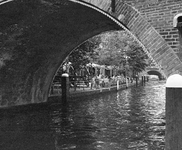 857124 Gezicht op de Oudegracht te Utrecht, ter hoogte van de Jansbrug, met op de achtergrond het terras van eethuis De ...